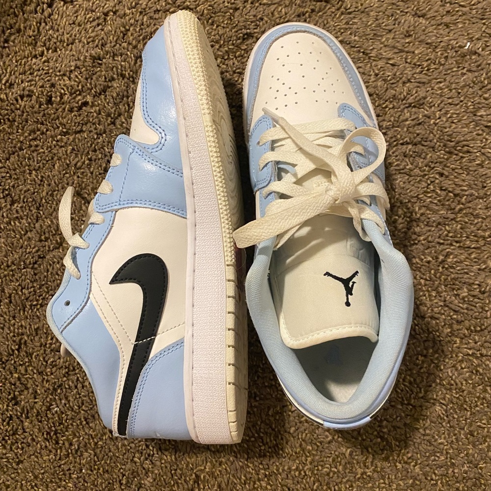 Jordan 1 Low Ice blue Black GS
Size 6.5 children’s but fit women’s Size US 8